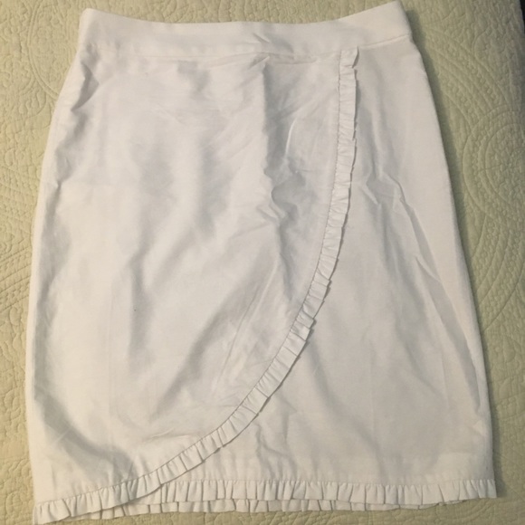 J. Crew Dresses & Skirts - Jcrew skirt in excellent condition, white size 6 J. Crew Dresses & Skirts - Jcrew skirt in excellent condition, white size 6